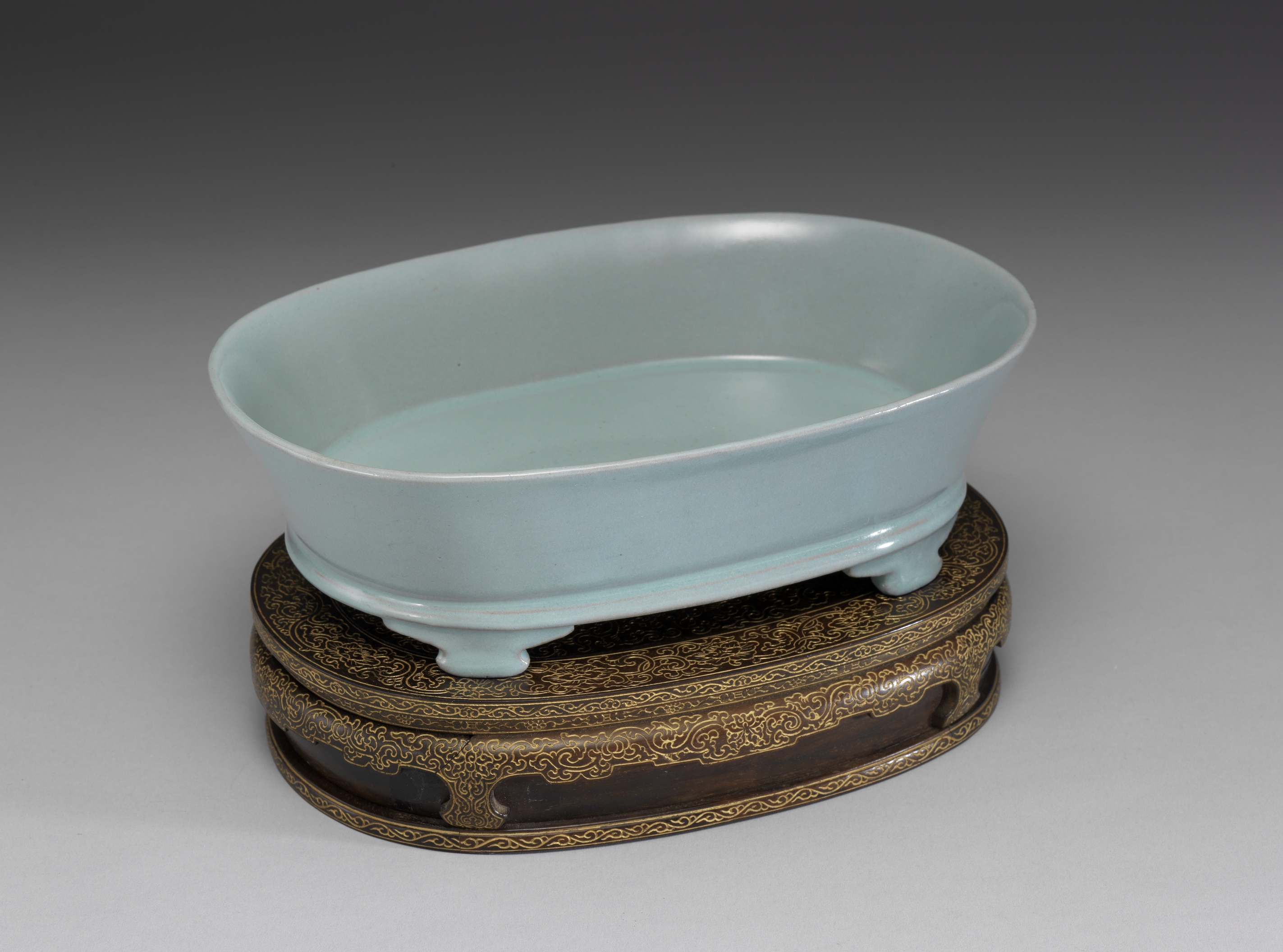 Take a look at the Ru ware treasure that defies its own signature