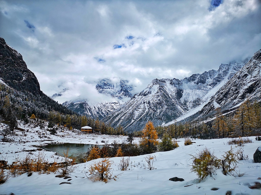 Snow blankets the valleys and peaks of Mount Siguniang in southwest China's Sichuan Province the high-altitude setting for the annual Four Sisters Ultra marathon. /VCG