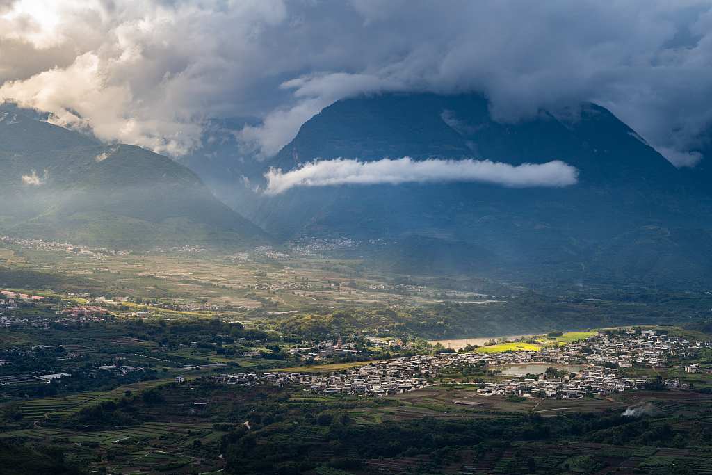 Clouds hang over the Gaoligong Mountains in Yunnan Province. Home to internationally recognized trail races, the region highlights the diverse landscapes helping to fuel China's growing ultra-running movement. /VCG