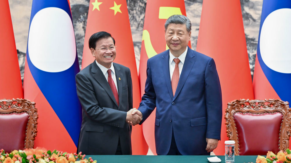 Chinese, Lao top leaders attend cooperation documents signing ceremony
