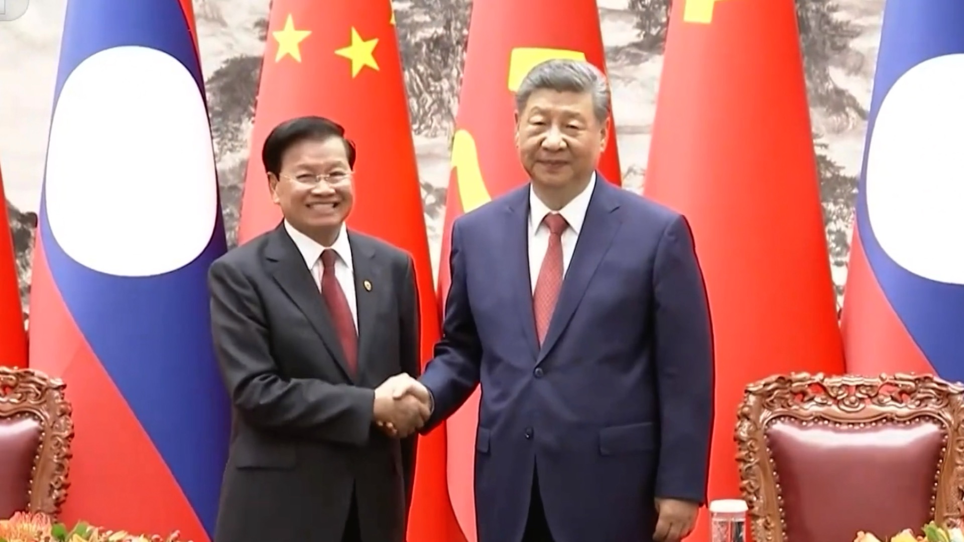Chinese, Lao top leaders attend signing ceremony of cooperation documents