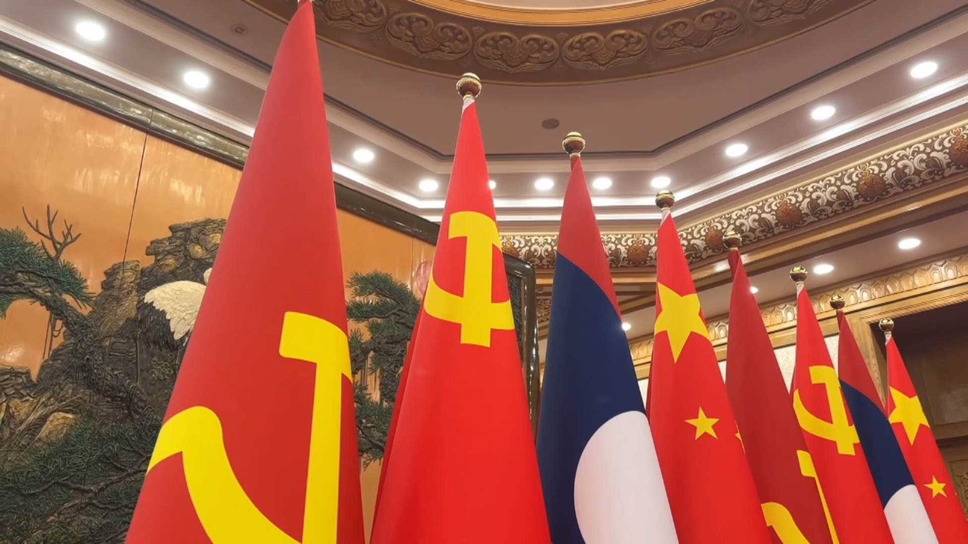 Chinese, Lao top leaders hold talks in Beijing