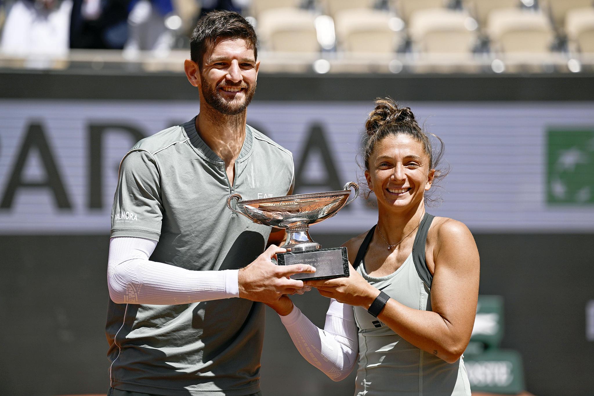 Andrea Vavassori (L) and Sara Errani of Italy pose with the trophy after defeating Evan King of the USA and Gabriela Dabrowski of Canada in the mixed doubles final at the French Open at Roland Garros in Paris, France. /VCG