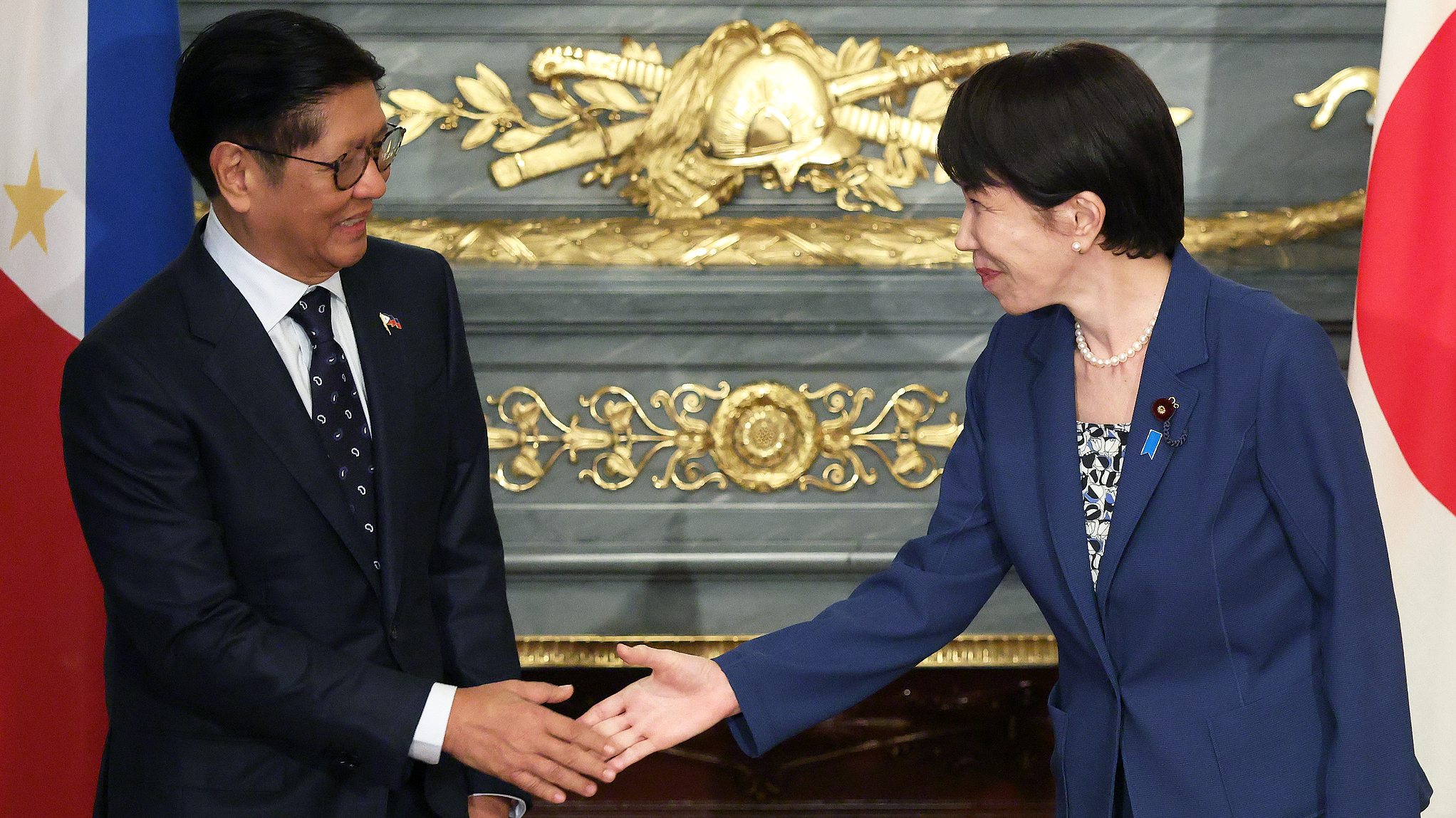 Japan's Prime Minister Sanae Takaichi (R) and Philippines' President Ferdinand Marcos Jr. (L) shake hands before a meeting in Tokyo, Japan, 28 May 2026. /CFP