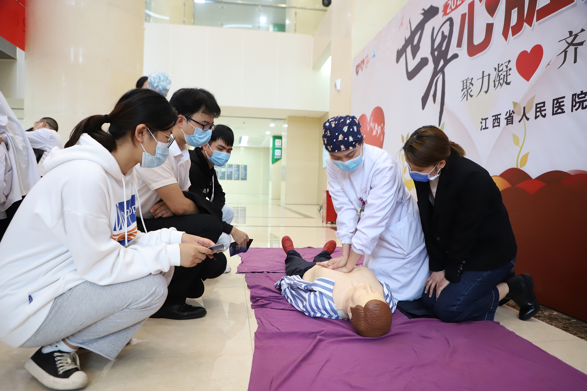 In the outpatient hall of Jiangxi Provincial People's Hospital, cardiovascular specialists conduct a free clinic. /VCG