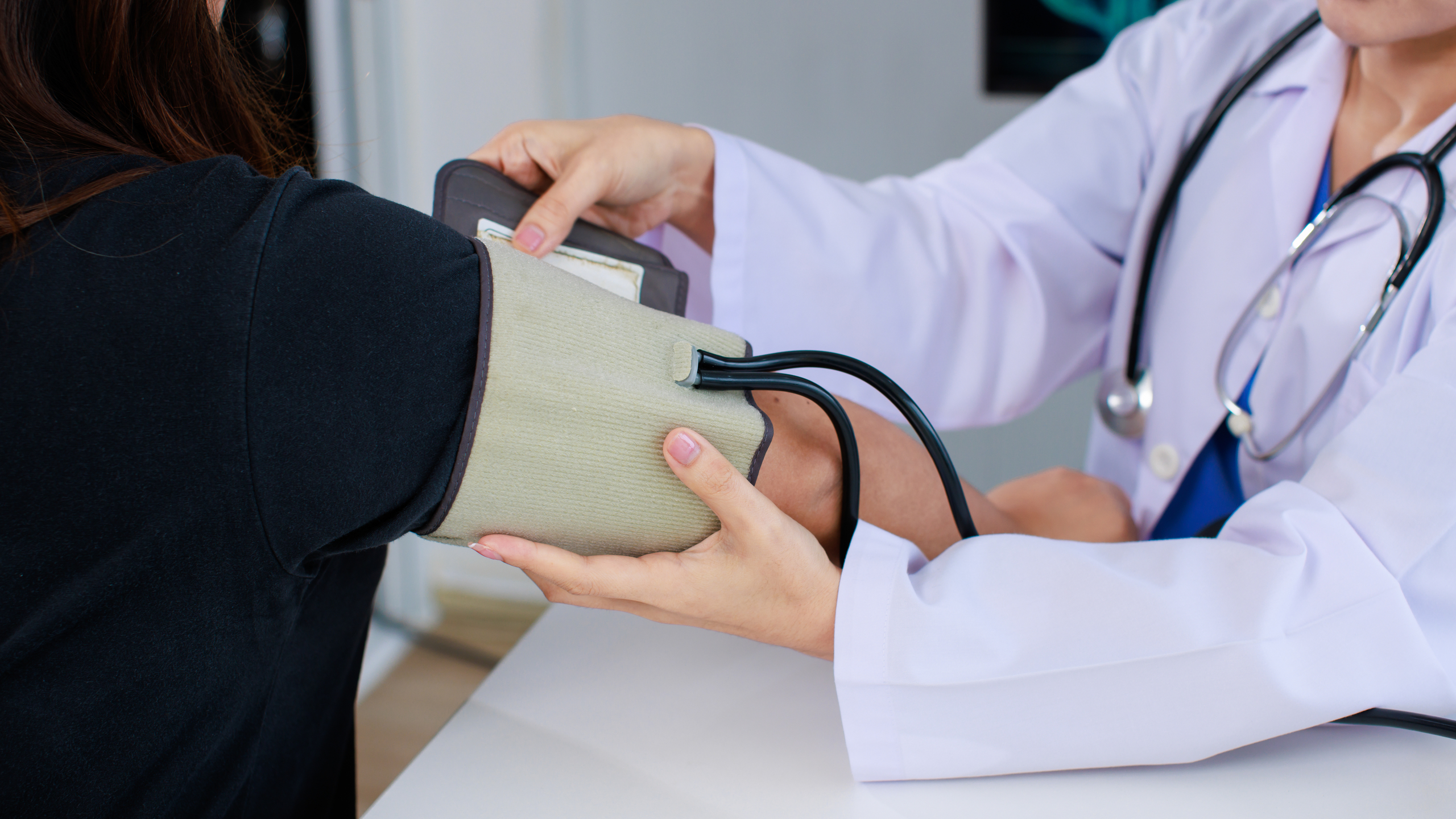 A doctor measures a patient's blood pressure. /ICphoto