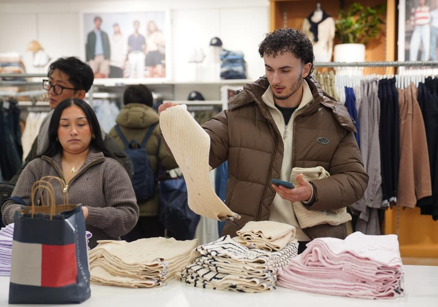 People shop for bargains at a shopping mall in New York, the United States, January 22, 2026. /Xinhua