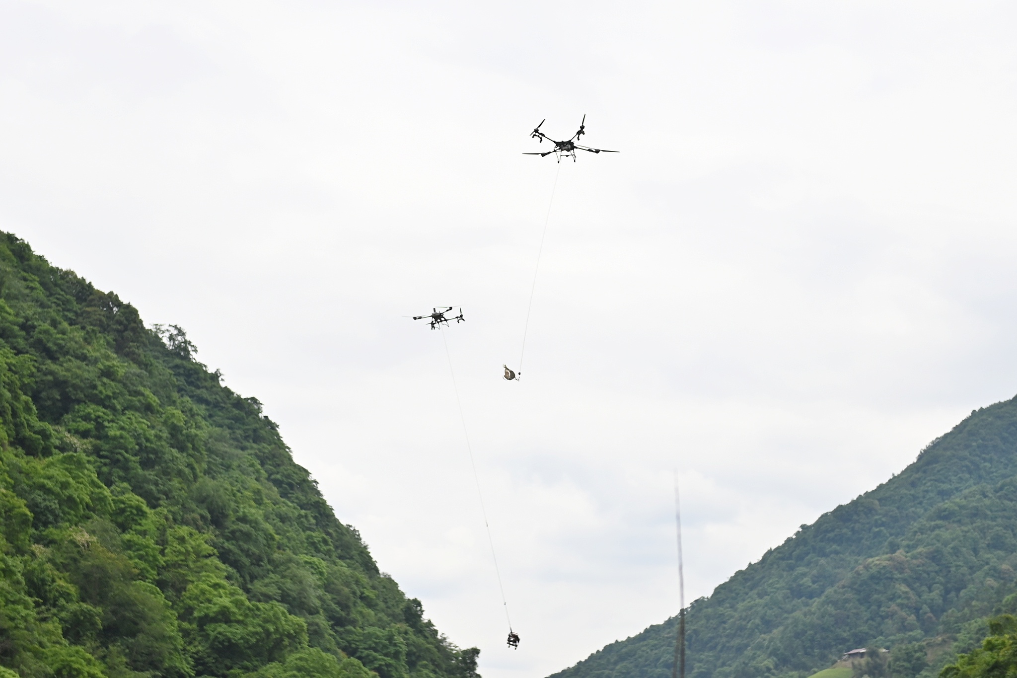 Drones deliver supplies over rain-hit Yangjiaping Village in Hunan Province, central China, May 21, 2026. /VCG