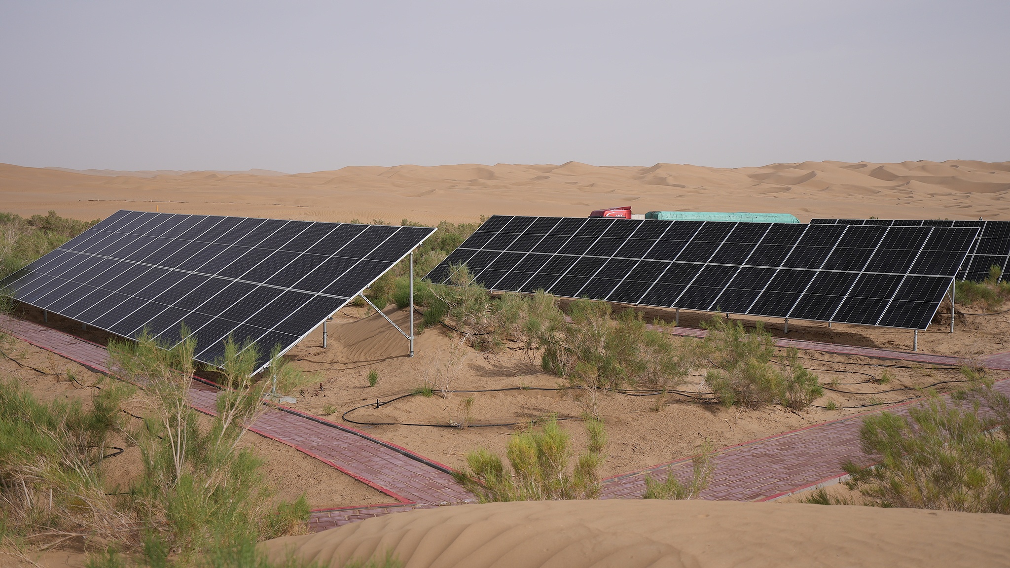 Part of a photovoltaic zero-carbon demonstration project in the Taklimakan Desert in Bayingolin Mongol Autonomous Prefecture, Xinjiang Uygur Autonomous Region, northwest China, June 11, 2022. /VCG
