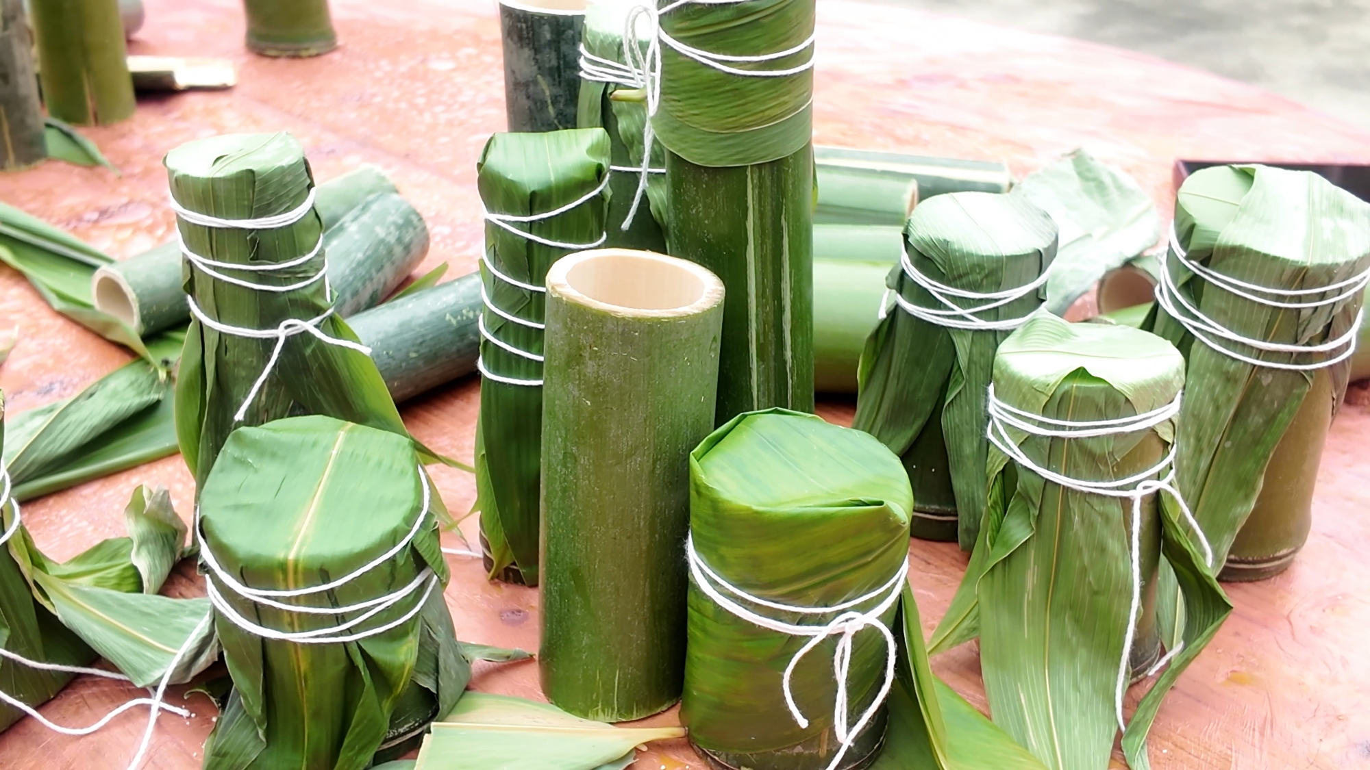 Bamboo-tube zongzi is seen in Liulongshan of Tongren, southwest China's Guizhou Province on June 1, 2026. /Tongren Media Convergence Center