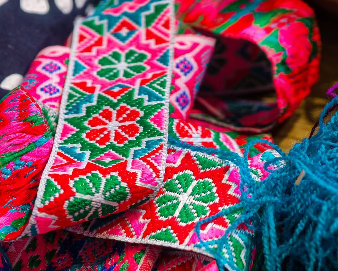 The bright colors and repeating motifs of woven bands reflect Yao cultural traditions./CGTN