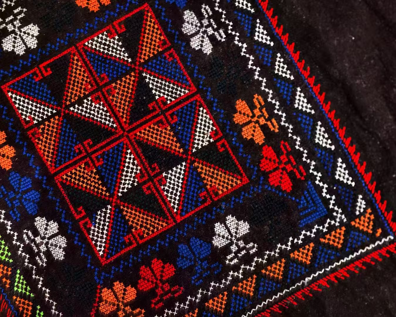 Geometric motifs in Yao embroidery carry generations of cultural heritage./CGTN