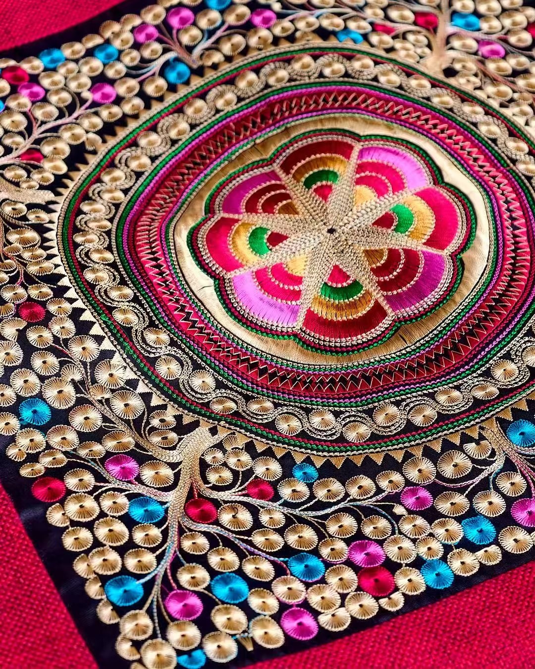 Repetition and symmetry are hallmarks of Yao embroidery./CGTN