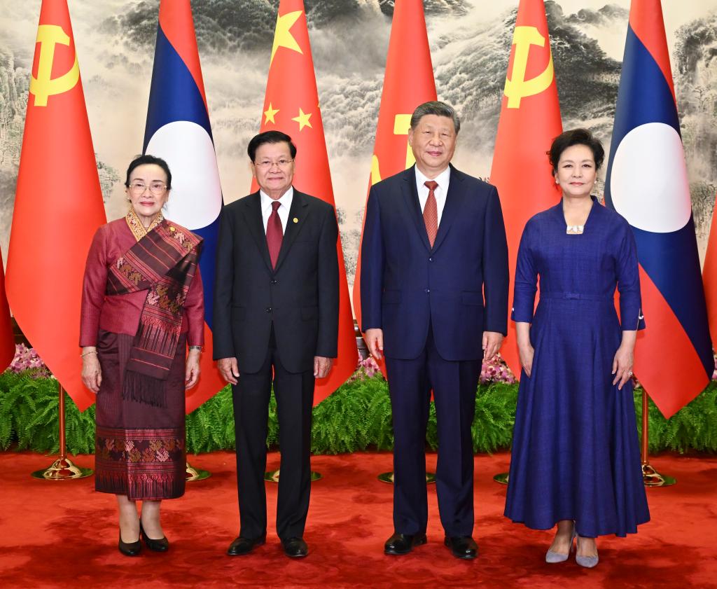 General Secretary of the Communist Party of China Central Committee and Chinese President Xi Jinping and his wife Peng Liyuan pose for a group photo with General Secretary of the Lao People's Revolutionary Party Central Committee and Lao President Thongloun Sisoulith and his wife Naly Sisoulith ahead of talks between Xi and Thongloun in Beijing, China, June 5, 2026. /Xinhua