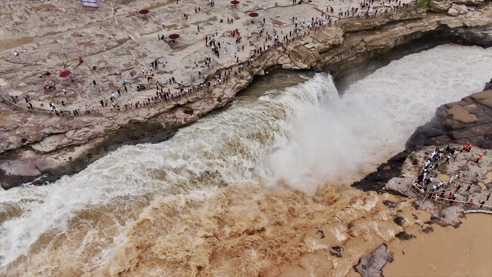 Half clear, half muddy: Rare two-tone waters appear at Hukou Waterfall