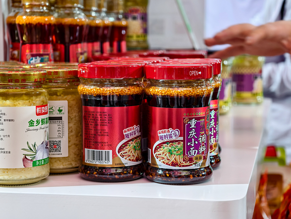 Chongqing spicy noodle seasoning on display at the 6th China International Consumer Products Expo in  Hainan, China. April 18, 2026 /VCG