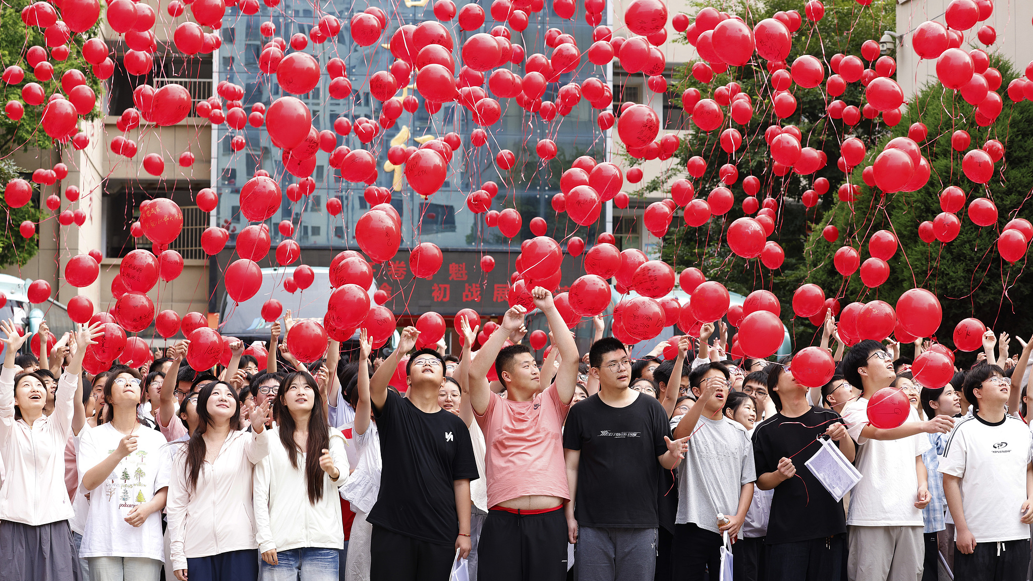 Teachers, students and parents gather outside a high school to see off gaokao candidates in Sihong, east China's Jiangsu Province, June 7, 2026. /VCG