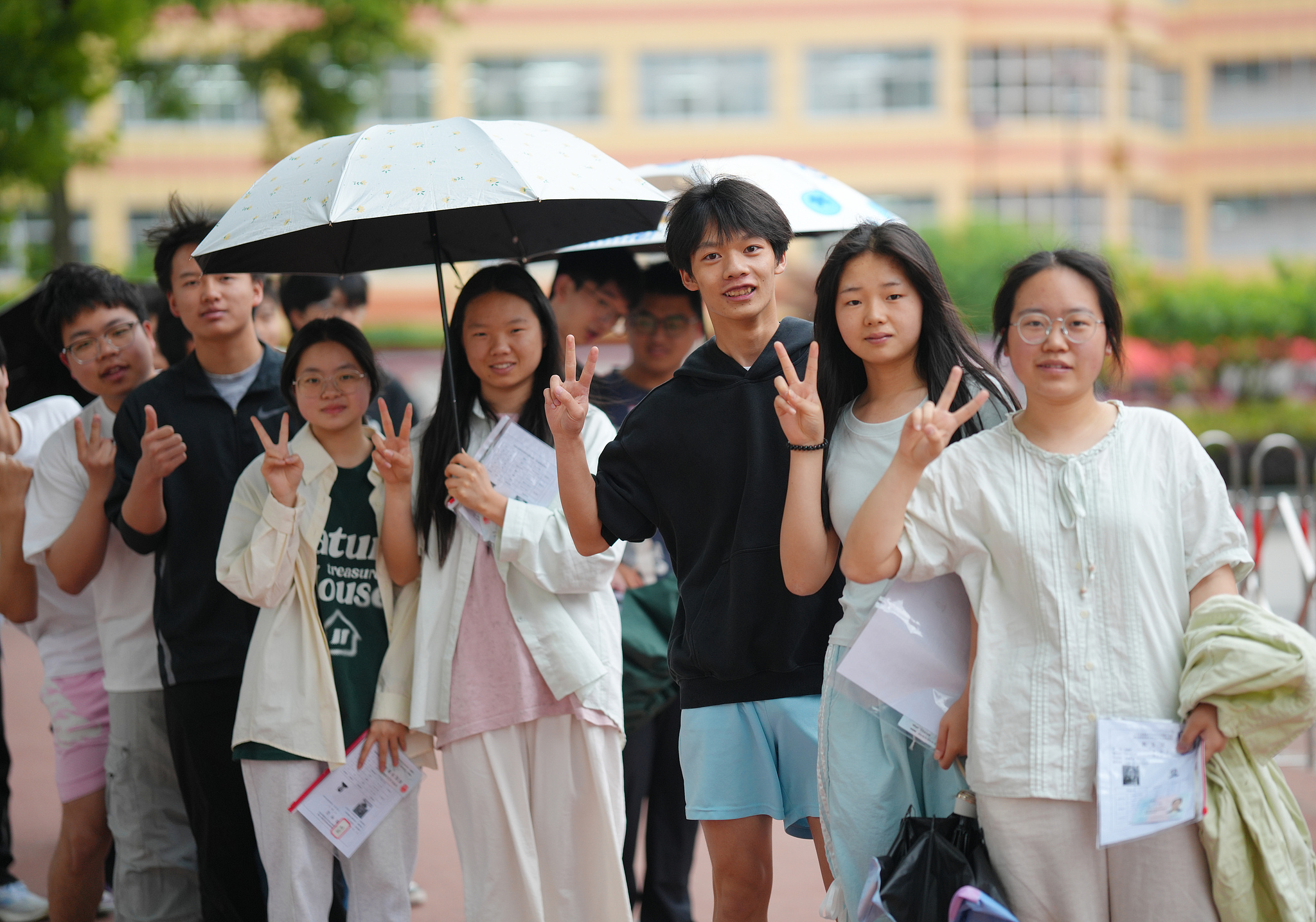 Students arrive in high spirits for the gaokao in Enshi, central China's Hubei Province, June 7, 2026. /VCG
