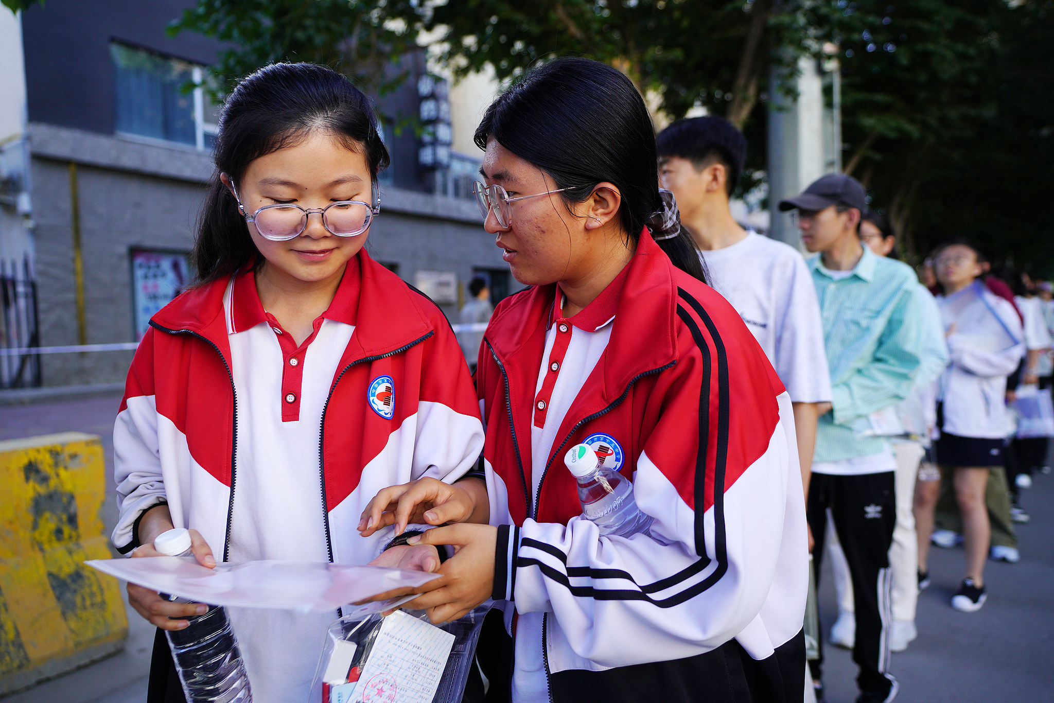 Students line up to enter an examination site for the gaokao in Hami, northwest China's Xinjiang Uygur Autonomous Region, June 7, 2026. /VCG