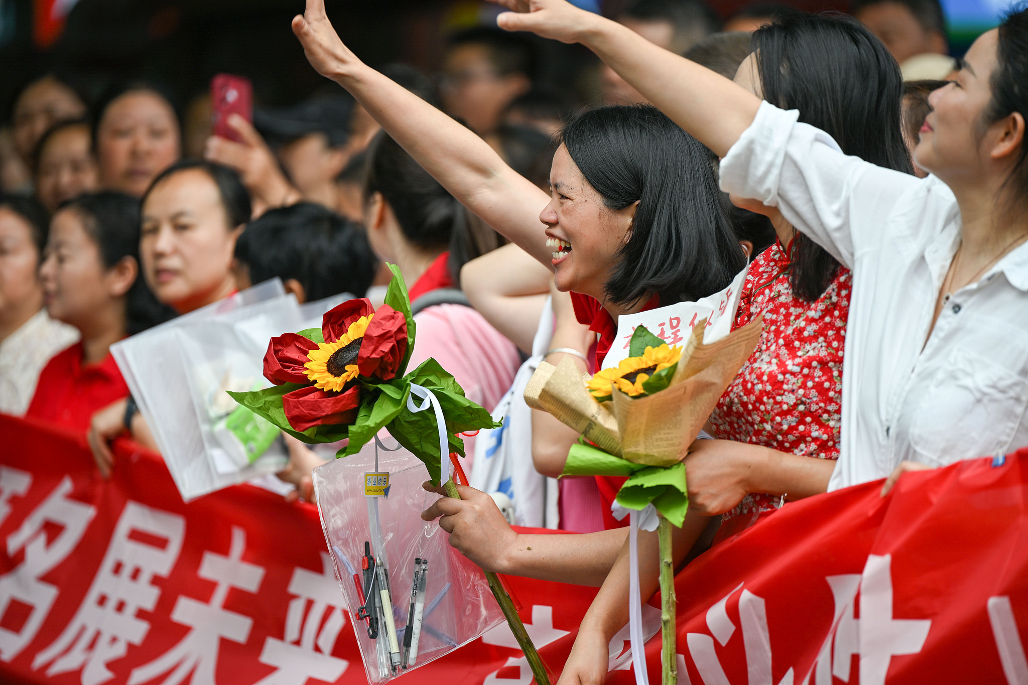 Teachers and parents cheer on students outside a gaokao examination site in Guiyang, southwest China's Guizhou Province, June 7, 2026. /VCG