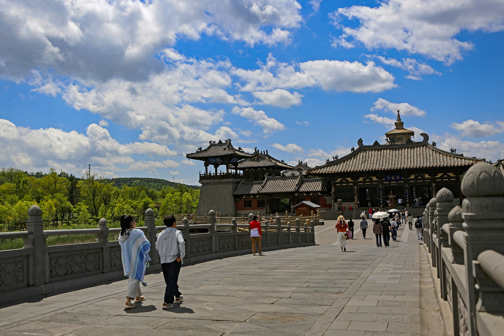 Crowds of tourists flock to the Yungang Grottoes scenic area in Datong, Shanxi, June 6, 2026. /VCG
