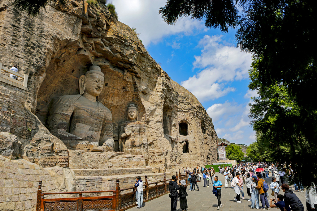 Crowds of tourists flock to the Yungang Grottoes scenic area in Datong, Shanxi, June 6, 2026. /VCG