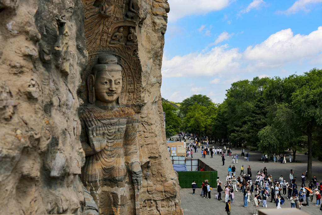 Crowds of tourists flock to the Yungang Grottoes scenic area in Datong, Shanxi, June 6, 2026. /VCG
