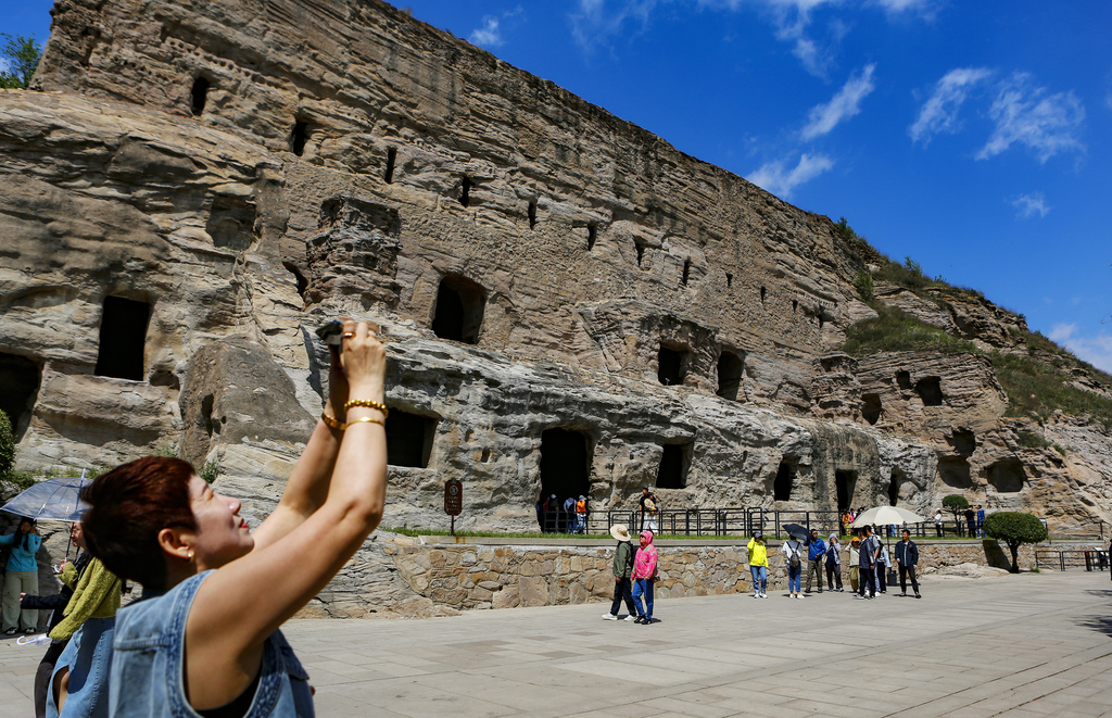 Crowds of tourists flock to the Yungang Grottoes scenic area in Datong, Shanxi, June 6, 2026. /VCG