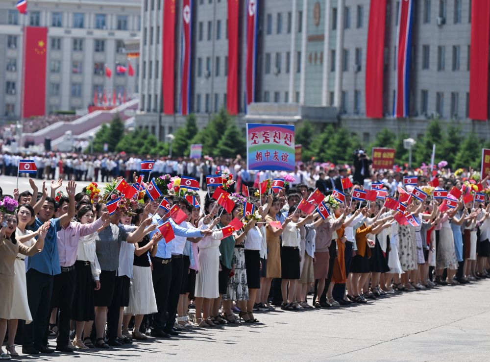People wave to welcome Xi Jinping, general secretary of the Communist Party of China Central Committee and Chinese president, in Pyongyang, the Democratic People's Republic of Korea, June 8, 2026. /Xinhua