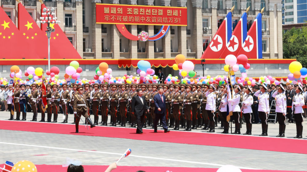 Xi Jinping attends welcome ceremony held by Kim Jong Un