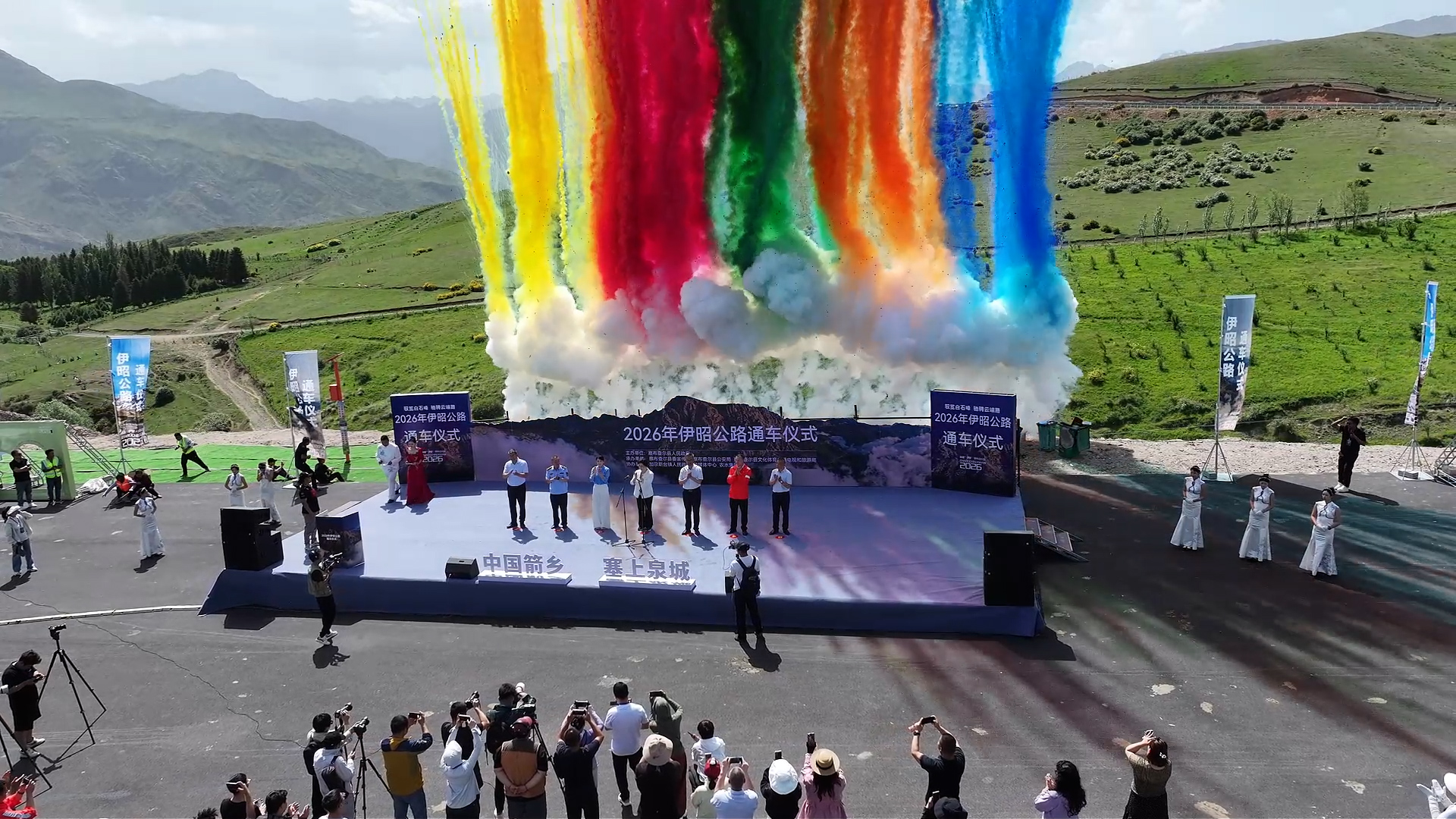 Xinjiang's scenic Yizhao Highway open again for summer tourism