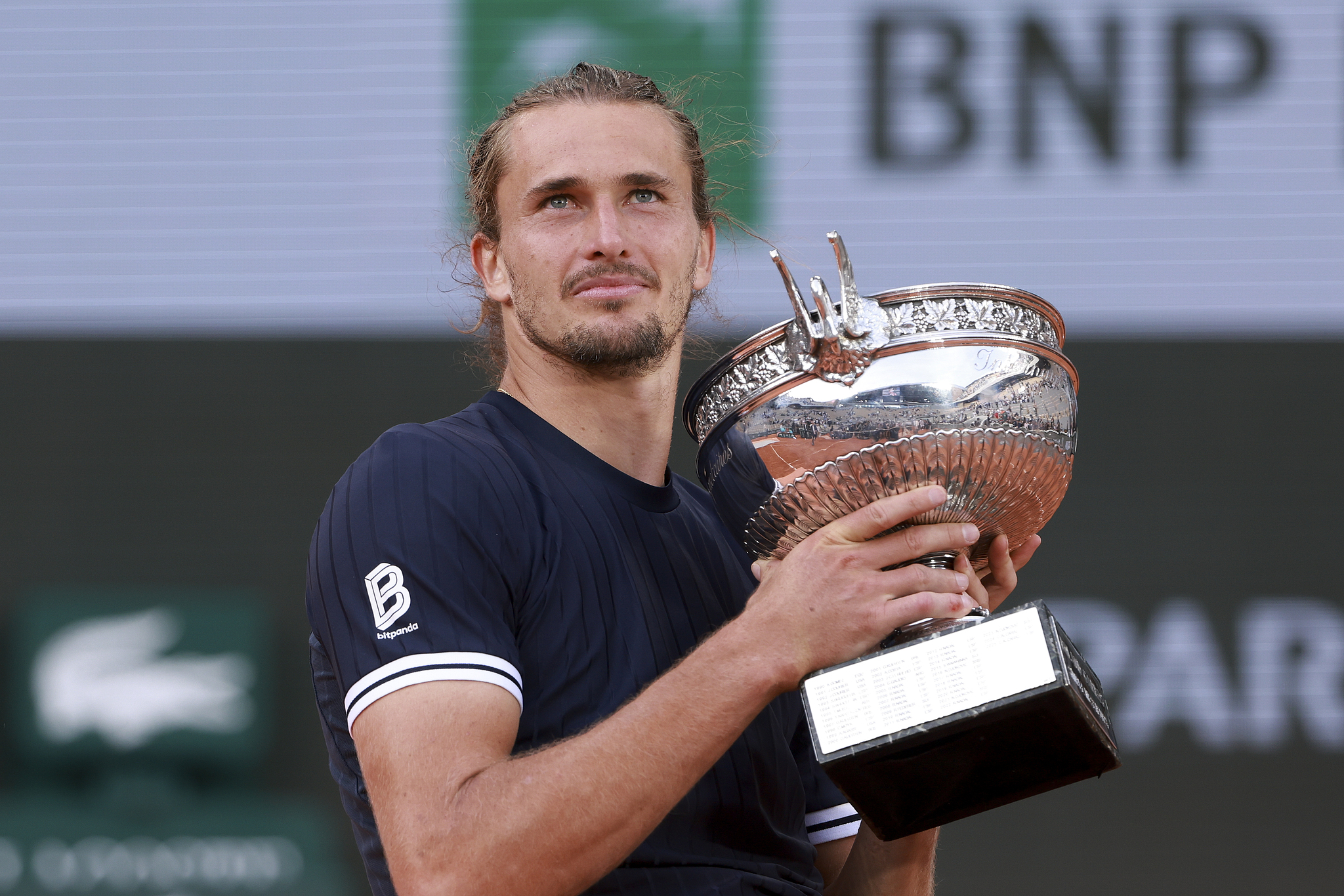 Alexander Zverev of Germany shows his award after defeating Flavio Cobolli of Italy 6-1, 4-6, 6-4, 6-7(5), 6-1 in the men's singles final at the French Open at Roland Garros in Paris, France, June 7, 2026. /VCG