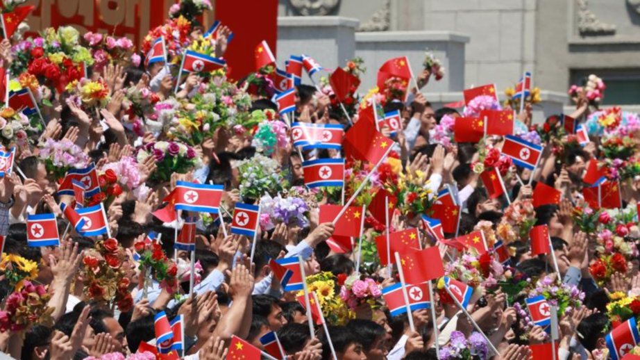 Flowers and cheers greet Xi Jinping in Pyongyang