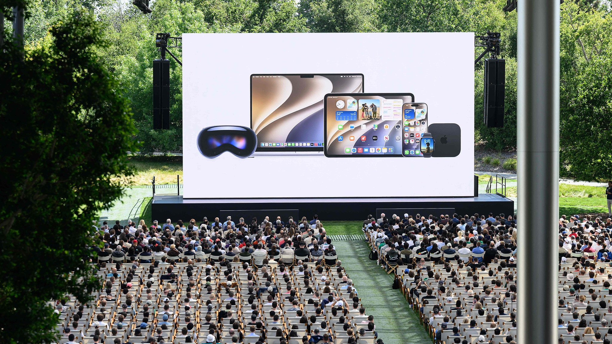 Attendees watch a screen during WWDC26 at Apple Park in Cupertino, California, June 8, 2026. /VCG