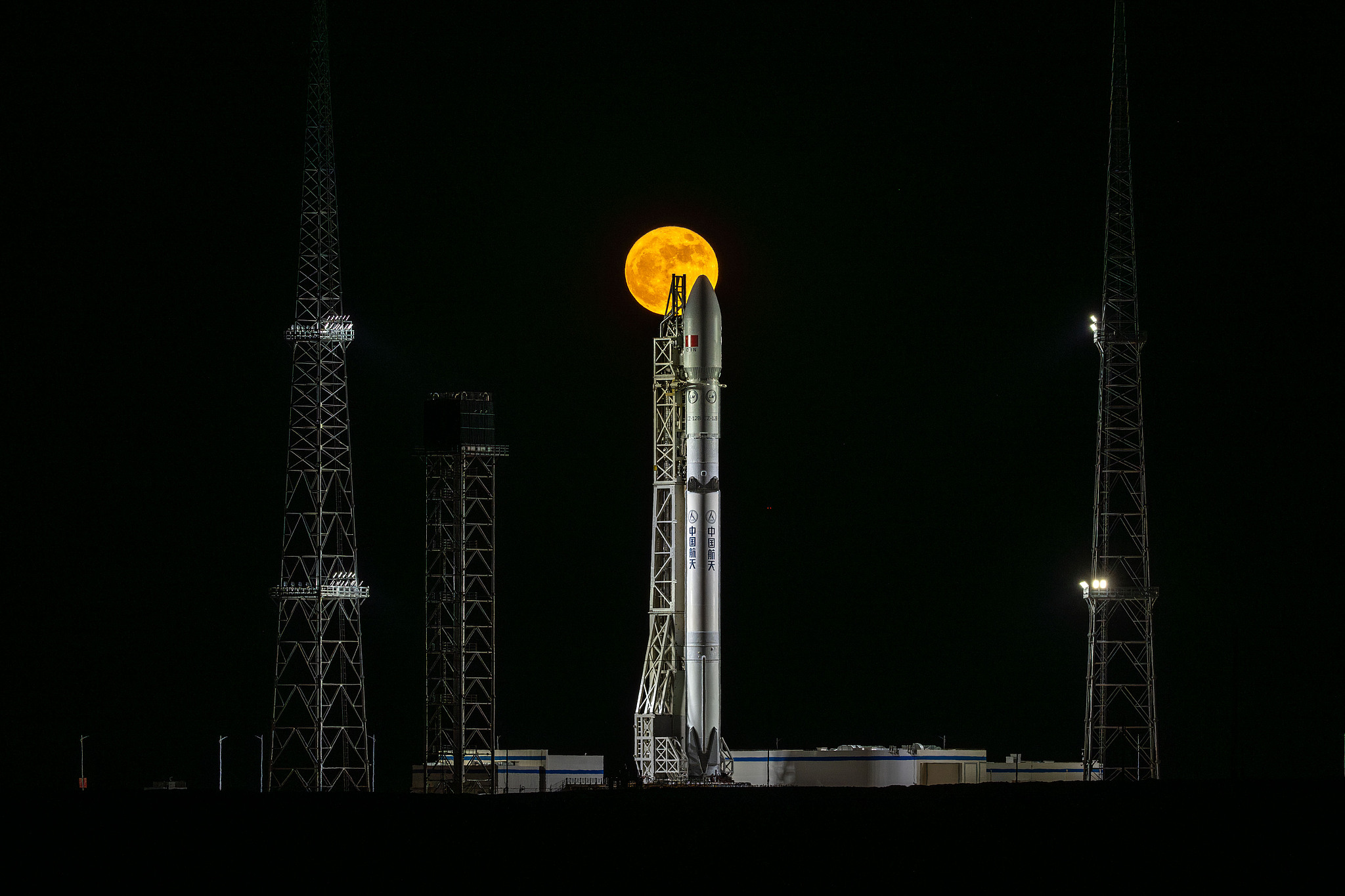 A Long March-12B Y1 rocket carrying Qianfan satellites aligns with the full moon at the Dongfeng Commercial Aerospace Innovation Pilot Zone, north China's Inner Mongolia Autonomous Region, May 31, 2026. /VCG