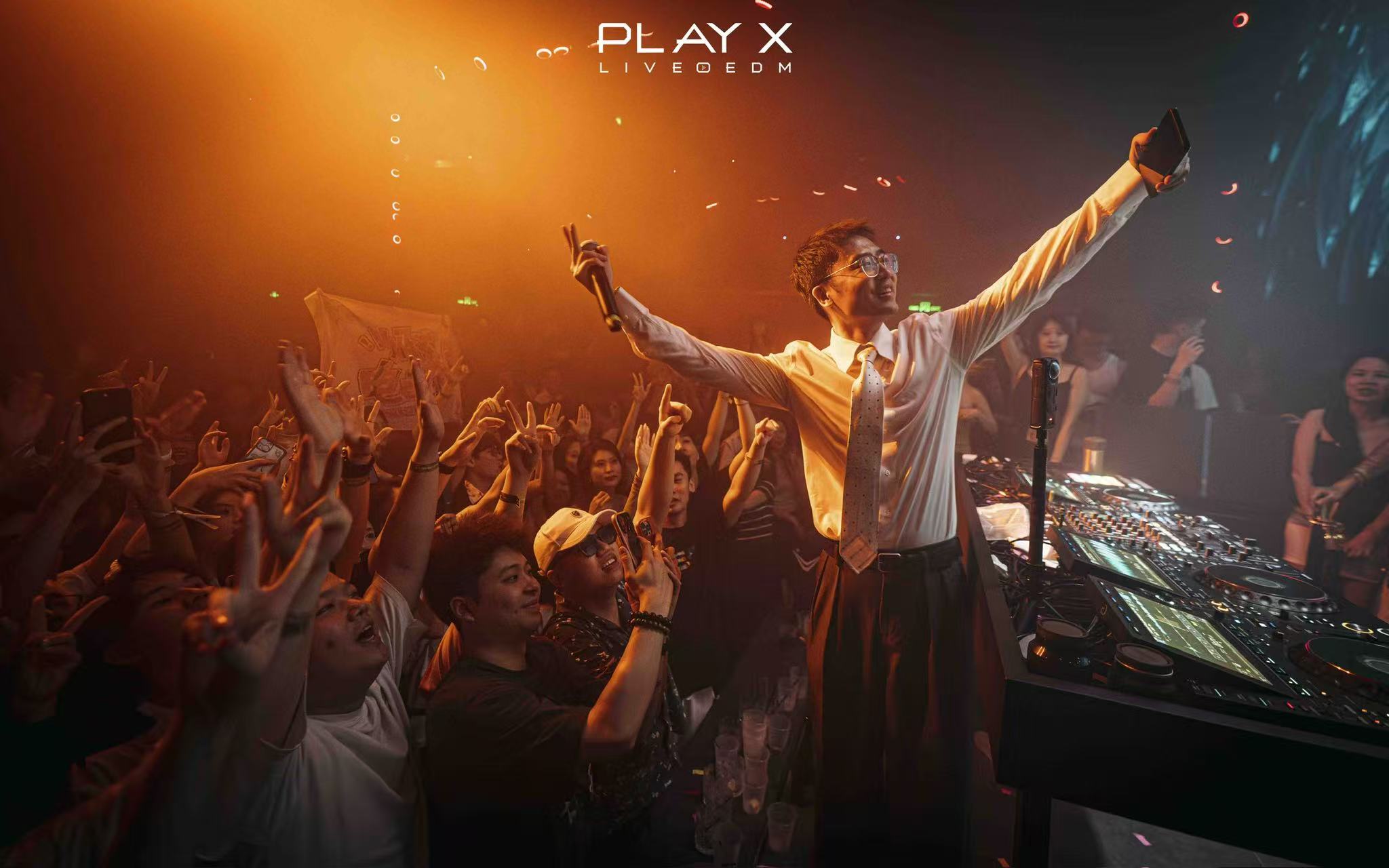 Hovy Lee's signature is wearing a shirt and tie during performances, one of the things that sets him apart. /Hovy Lee
