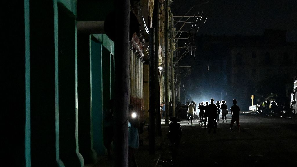 People walk on a street during a blackout in Havana, Cuba, June 2, 2026. /VCG