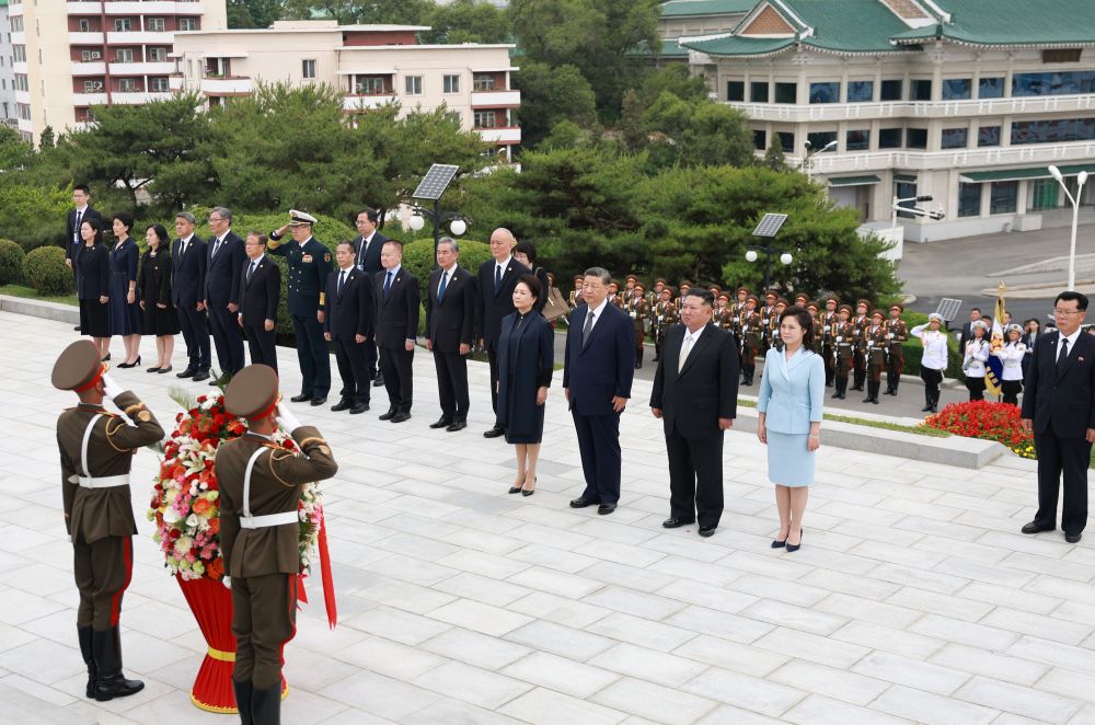 Xi Jinping, general secretary of the CPC Central Committee and Chinese president, pays homage to the China-DPRK Friendship Tower with his wife Peng Liyuan, in the company of Kim Jong Un, general secretary of the WPK and president of the State Affairs of the DPRK, and his wife Ri Sol Ju, in Pyongyang, the DPRK, June 9, 2026. /Xinhua