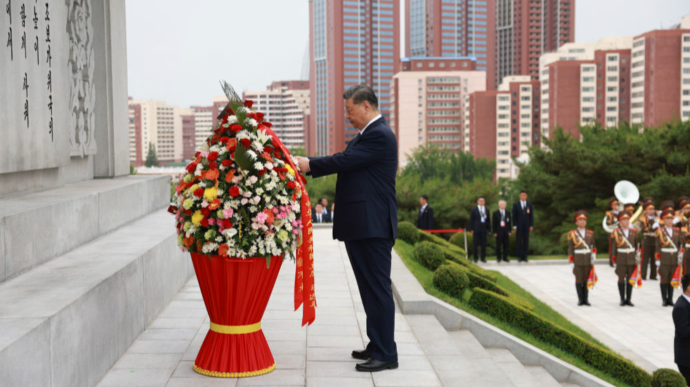 Xi Jinping, general secretary of the Communist Party of China Central Committee and Chinese president, pays homage to the China-DPRK Friendship Tower with his wife Peng Liyuan, in the company of Kim Jong Un, general secretary of the Workers' Party of Korea and president of the State Affairs of the Democratic People's Republic of Korea (DPRK), and his wife Ri Sol Ju, in Pyongyang, the DPRK, June 9, 2026. /Xinhua