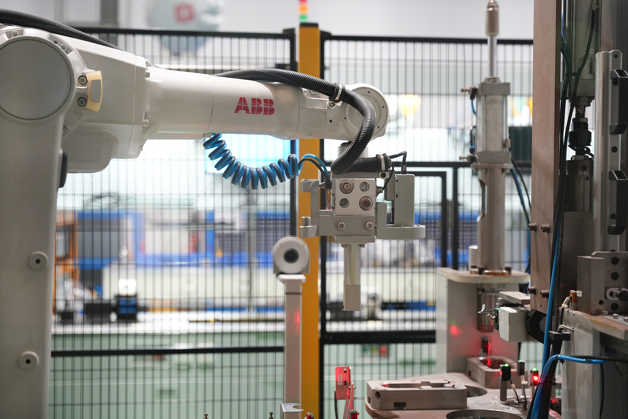 In the intelligent factory for railway equipment, a mechanical arm was inspecting the train components on May 10, 2026 in Chengdu, Sichuan Province. /VCG