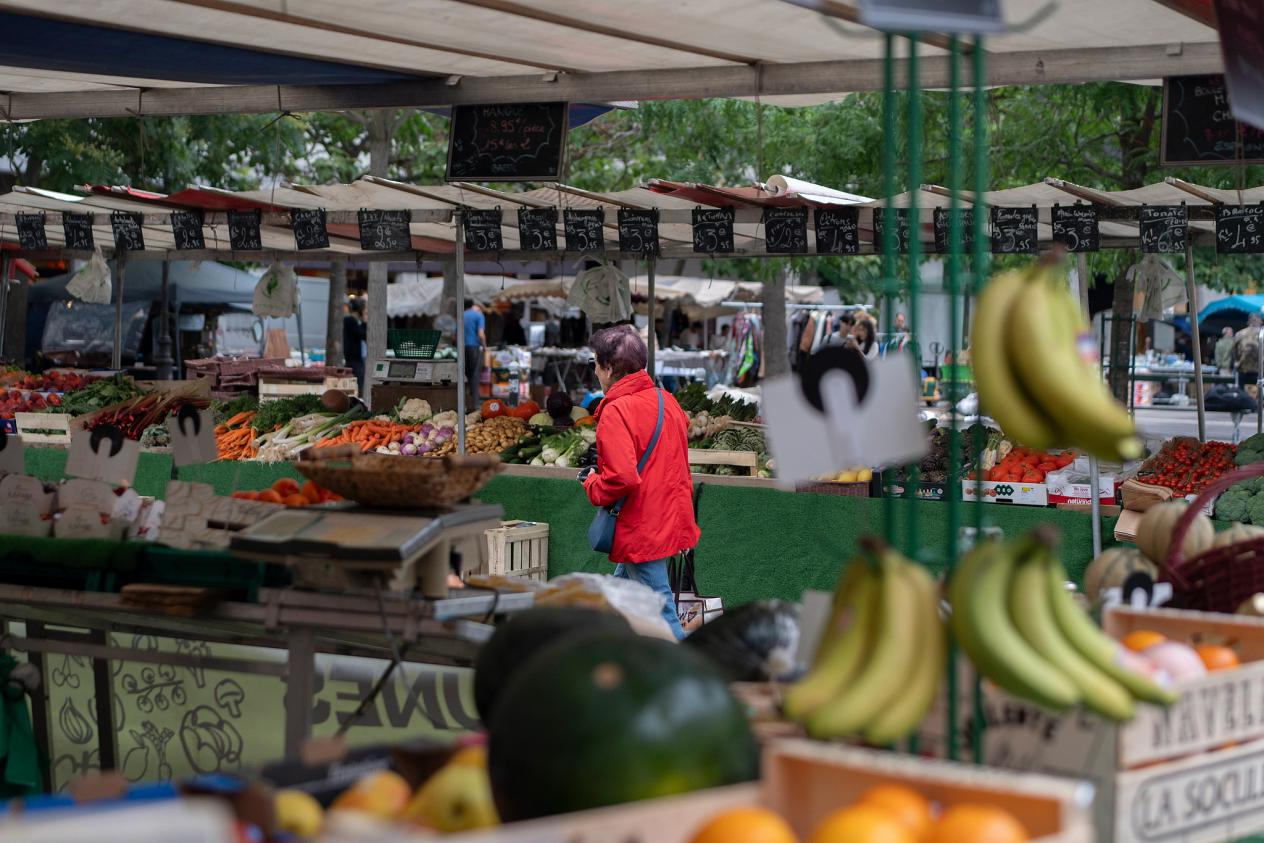 Food vendors serve customers at an outdoor fruit and vegetable market in Paris, France, on June 2, 2026. /VCG