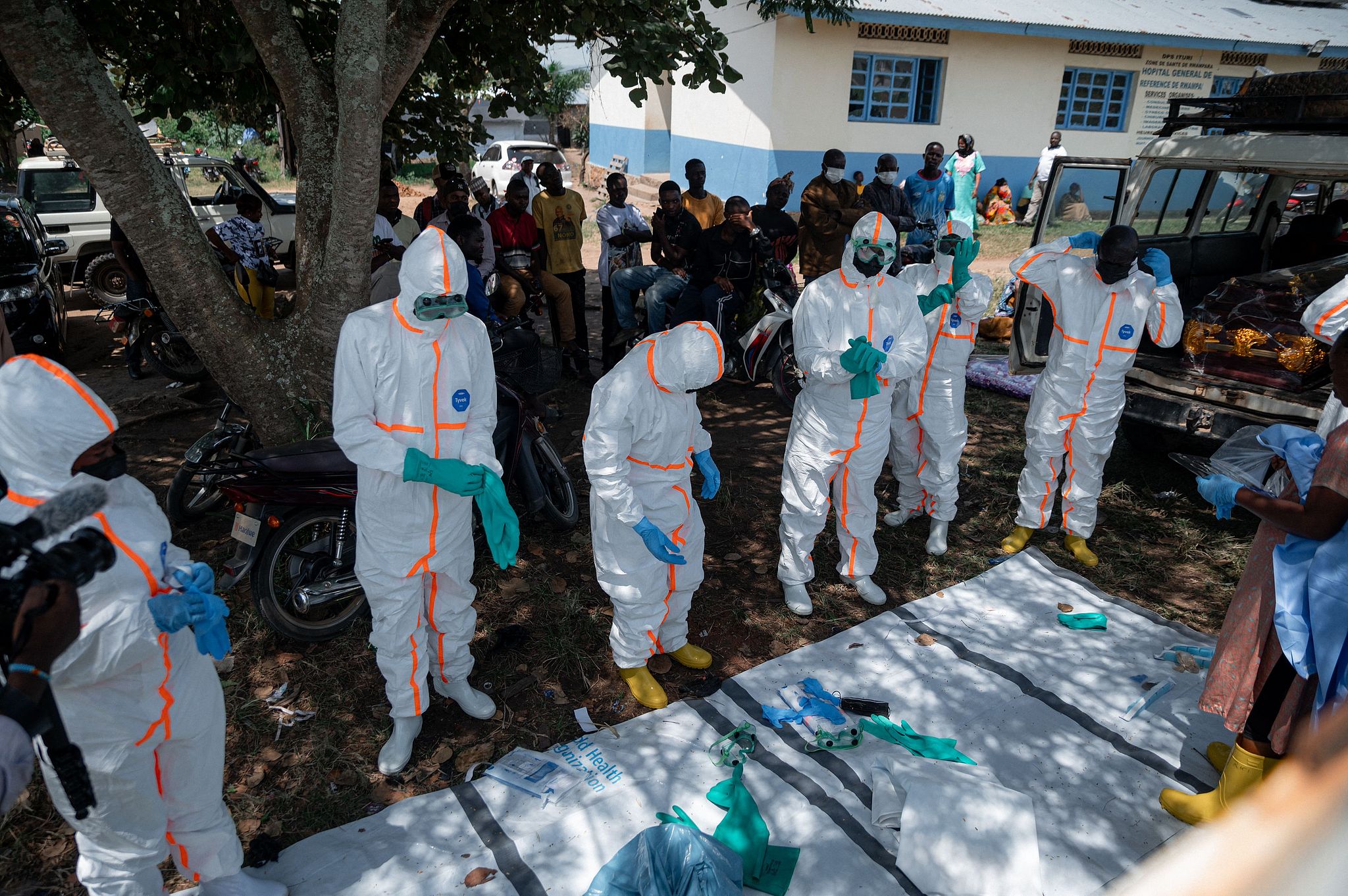 Volunteers of the Democratic Republic of Congo Red Cross wear personal protective equipment outside the morgue of the Rwampara health center, Ituri Province, Democratic Republic of Congo, June 8, 2026. /VCG 