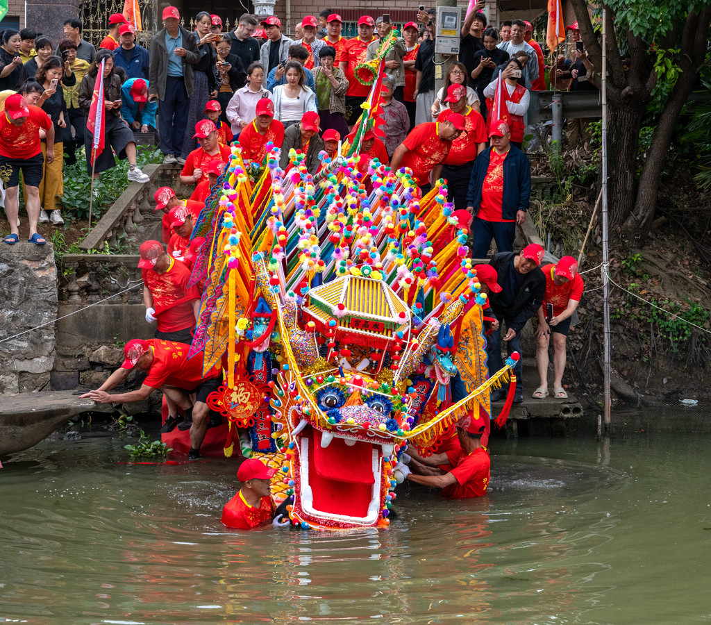A launch ceremony for floral dragon boats is held in Hongqiao Town, Changxing County, Huzhou City, Zhejiang Province on June 9, 2026. /VCG