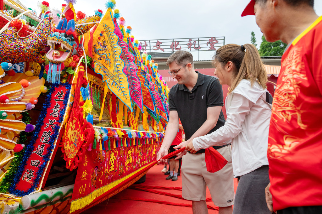 A launch ceremony for floral dragon boats is held in Hongqiao Town, Changxing County, Huzhou City, Zhejiang Province on June 9, 2026. /VCG