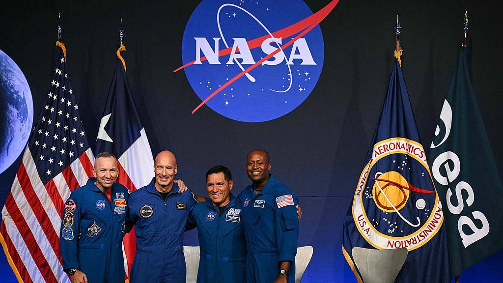 From L: NASA astronaut commander Randy Bresnik, ESA astronaut pilot Luca Parmitano, NASA astronaut mission specialist Frank Rubio, and NASA astronaut mission specialist Andre Douglas at a press conference announcing the crew for the Artemis III mission at NASA's Johnson Space Center in Houston, Texas, on June 9, 2026. /VCG