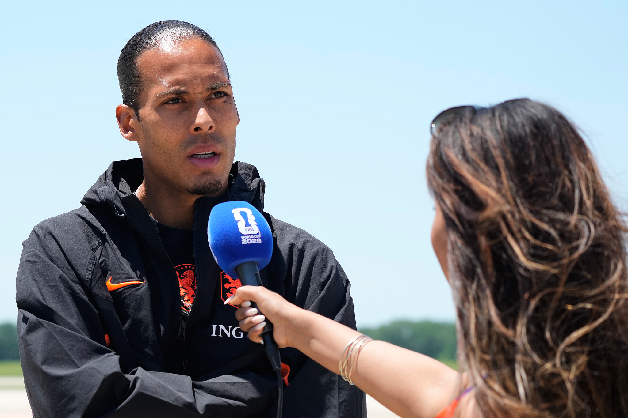 Netherlands captain Virgil van Dijk (L) speaks to the media after arriving in Kansas City, Missouri, June 9, 2026. /VCG