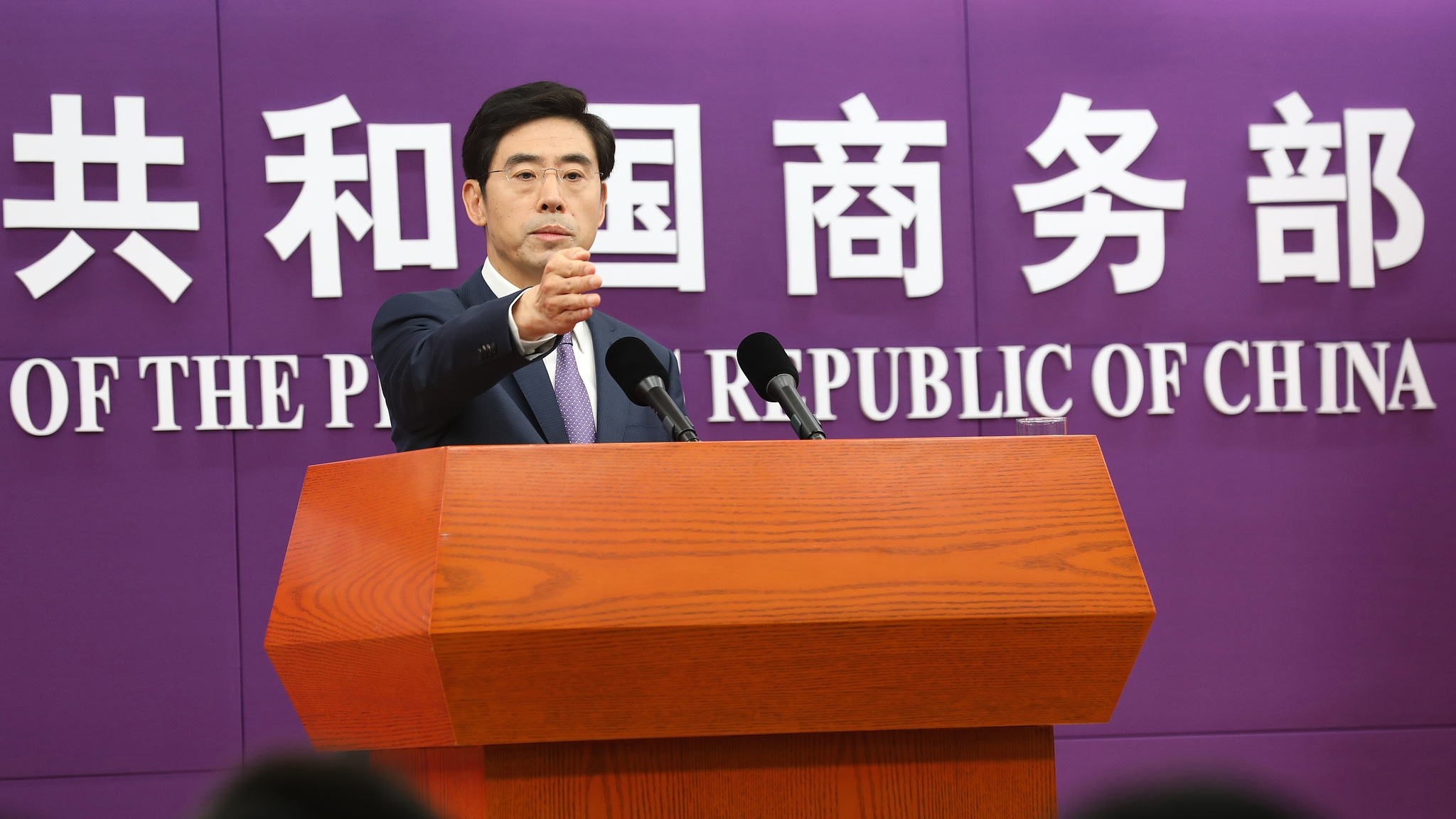 File photo of Chinese Ministry of Commerce spokesperson He Yadong speaking at a regular press briefing in Beijing, China. /VCG