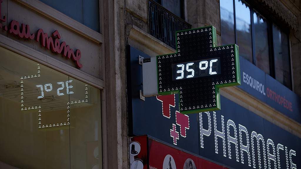 A pharmacy thermometer shows a temperature of 35 degrees Celsius during a heatwave in Toulouse, France, May 27, 2026. 