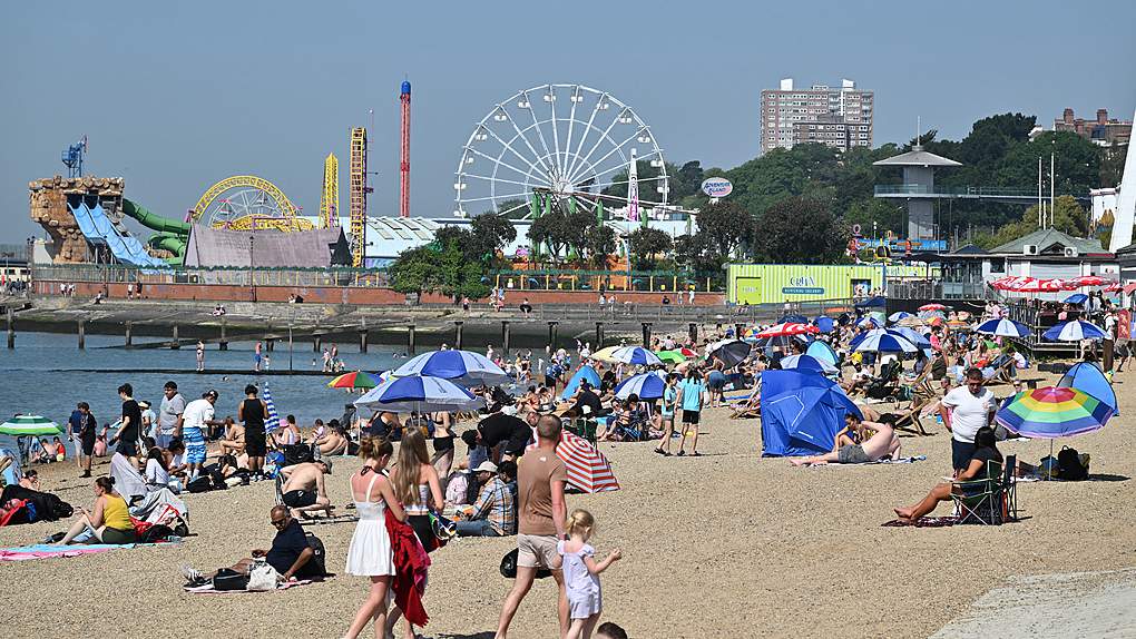People gather on Jubilee beach during the hot weather in Southend, England, May 25, 2026. /VCG