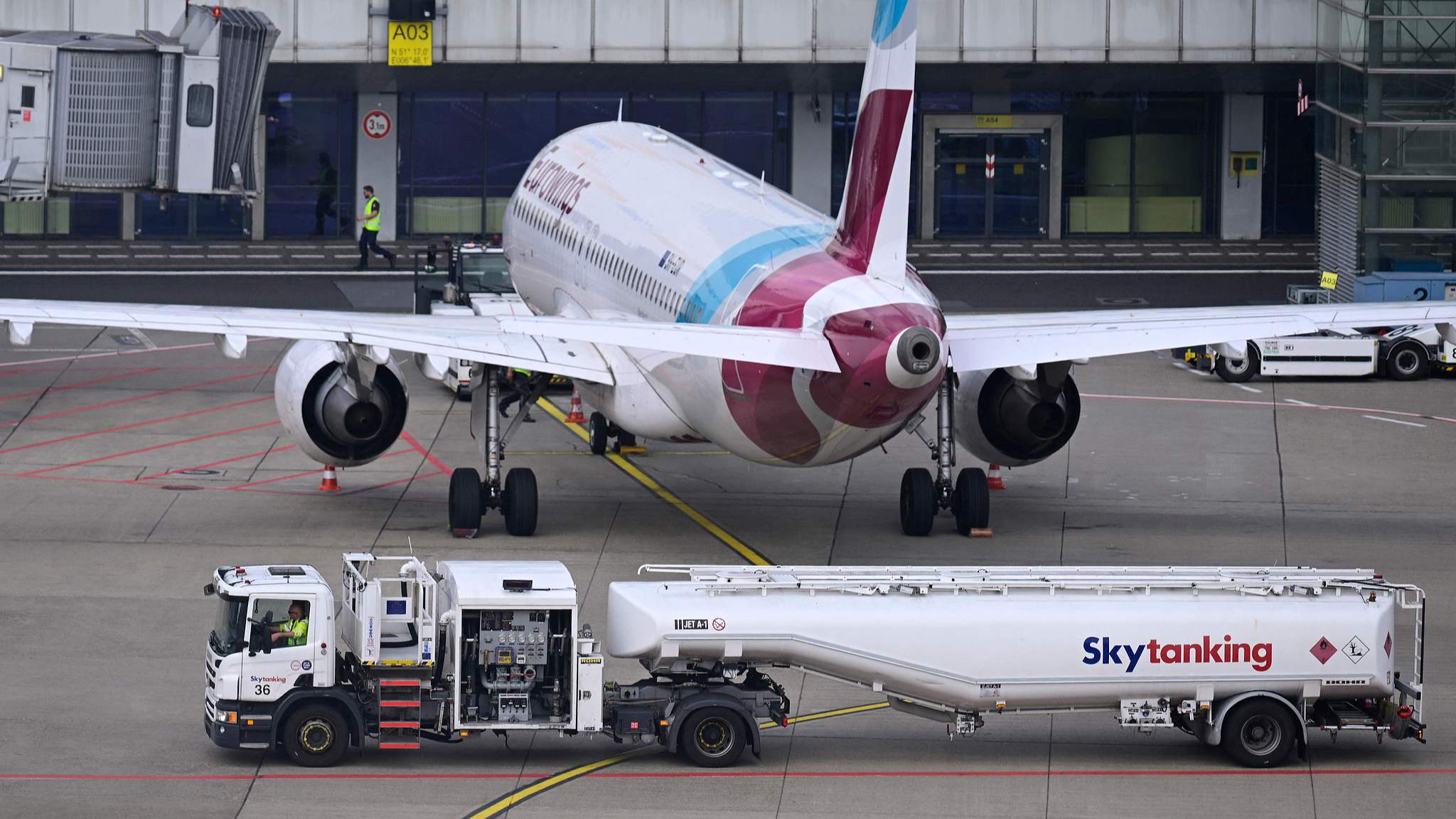 Jet fuel is transported by a tank truck to a Eurowings aircraft at the airport in Duesseldorf, western Germany on May 21, 2026. /VCG